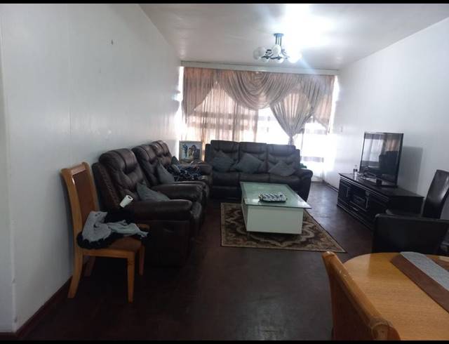 2 BEDROOM APARTMENT FOR SALE IN YEOVILLE